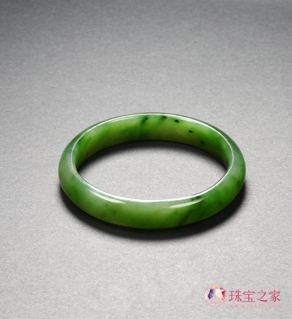 將于4月28日在北京西單天安天地珠寶城舉辦的“玲瓏美玉——當(dāng)代玉雕精品無底價(jià)拍賣會”上,北京博觀拍賣遴選了和田玉手鐲十余只,色彩豐富,款式多樣,且均以無底價(jià)形式拍賣。
