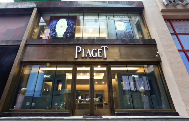伯爵(Piaget)大連麥凱樂專賣店于6月14日舉行盛大開幕典禮。當天,品牌中國區行政總裁慕容韜、大連錦華鐘表珠寶公司總經理劉忠陽、麥凱樂大連總店副總經理邵昉親臨現場,攜手著名影星秦嵐共同為新店剪彩。