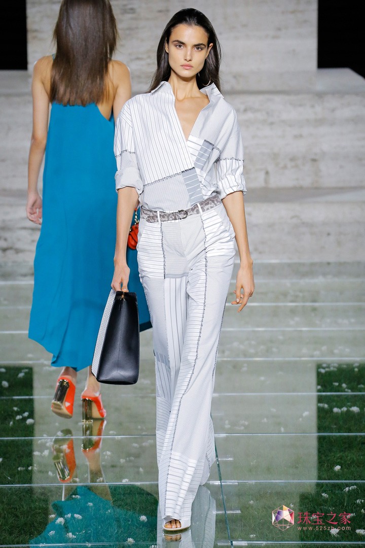 ݳƷ Salvatore FerragamoĽmrbܰl(f)2018ϵЕrb㣬ϵƷưѽ(jng)Ԫy뵽bУỬľIϣŮԻӡUնʹ@マ(yu)ŸF