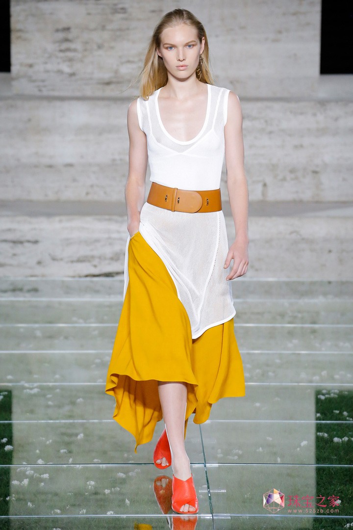 ݳƷ Salvatore FerragamoĽmrbܰl(f)2018ϵЕrb㣬ϵƷưѽ(jng)Ԫy뵽bУỬľIϣŮԻӡUնʹ@マ(yu)ŸF