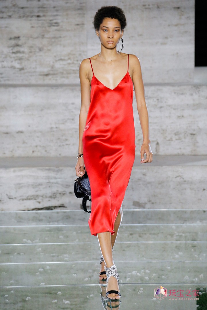 ݳƷ Salvatore FerragamoĽmrbܰl(f)2018ϵЕrb㣬ϵƷưѽ(jng)Ԫy뵽bУỬľIϣŮԻӡUնʹ@マ(yu)ŸF